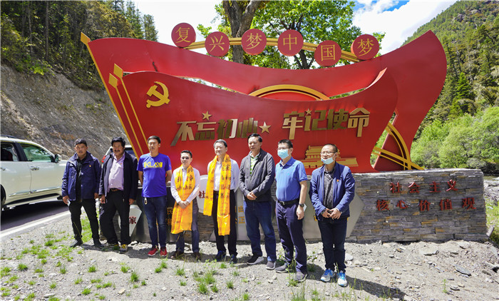 尊龙凯时集团党委书记、董事长任丁率队赴麻格同村推进对口帮扶工作