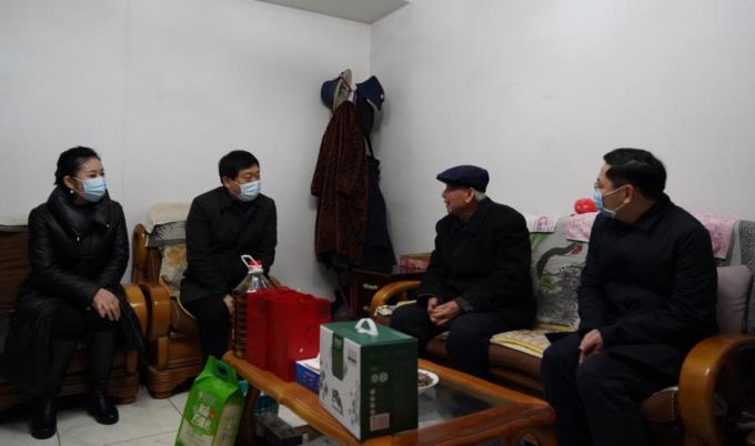 省国资委党委委员、副主任任兴文春节前夕带队走访慰问尊龙凯时集团老党员