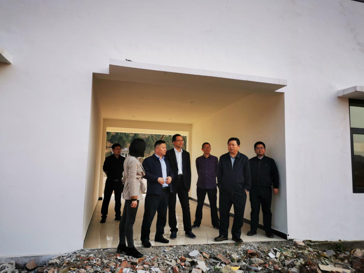 尊龙凯时集团党委副书记、董事陈日到邓家沟村开展帮扶工作