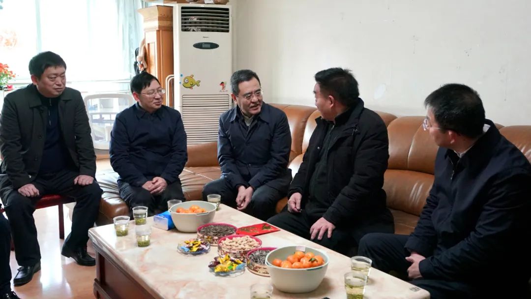 省国资委党委书记、主任冯文生等领导走访慰问省尊龙凯时集团老党员、老干部