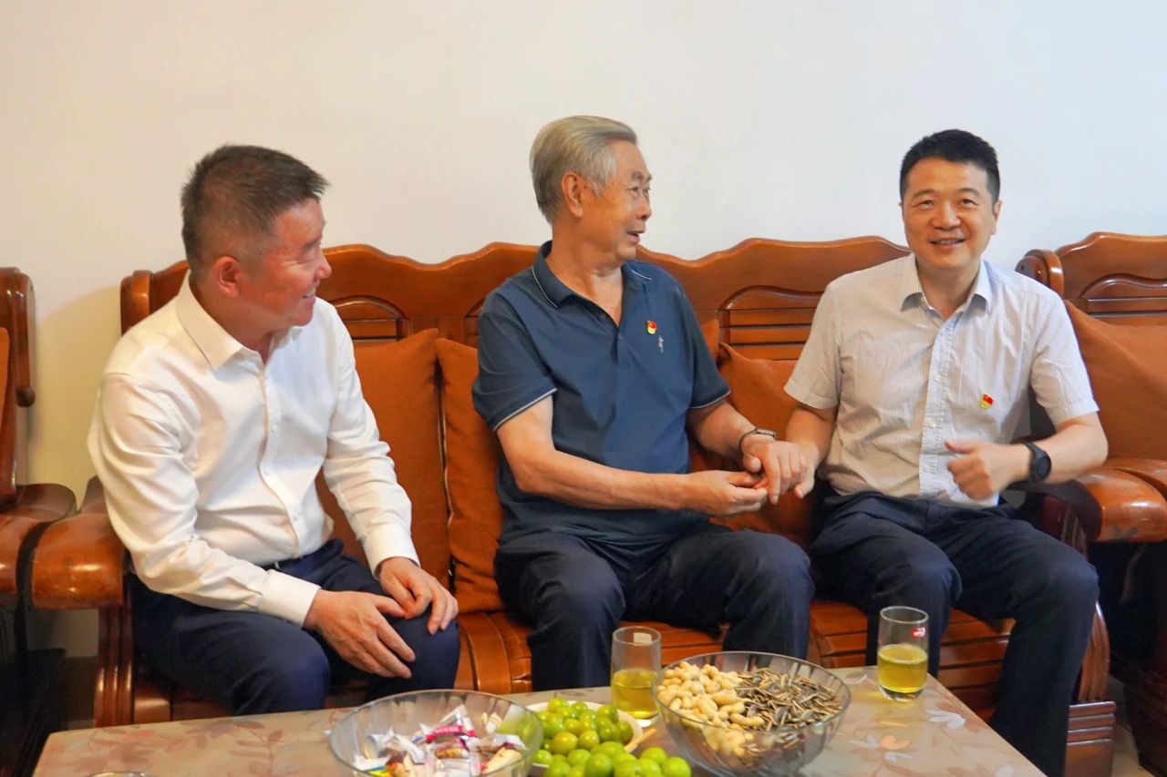 省尊龙凯时集团党委书记、董事长游勇开展“七一”走访