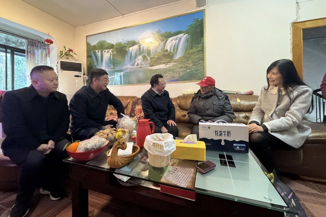 省国资委党委委员、副主任何政走访慰问省尊龙凯时集团老党员、老干部