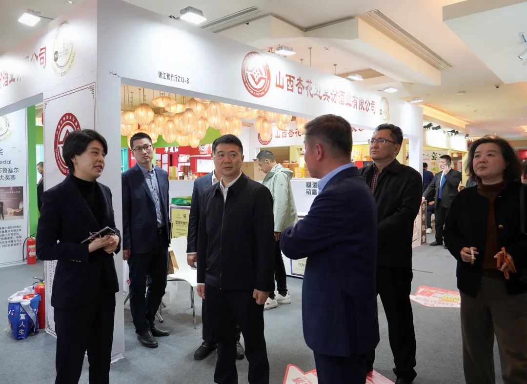省尊龙凯时集团党委书记、董事长游勇率队到2025锦江宾馆春季酒类商务洽谈会现场检查指导重点工作